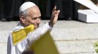 Папа Лъв XIV поздравява вярващите по време на пасторското си посещение в Павия, Италия (СНИМКИ)