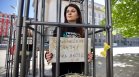 Протест пред парламента: Хора в клетки в защита на телетата (ВИДЕО и СНИМКИ)