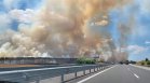 Пожар край Чирпан на метри от АМ "Тракия", районът е задимен