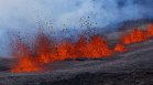Вулканът на Хаваите изхвърля потоци от лава на височина 200 метра