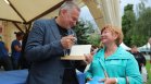 С усмивка под дъжда: Фенове се срещнаха с носителя на "Букър" Георги Господинов