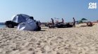 Джипове газят дюните в Приморско: Мина си през хората, а в закритата палатка има бебе