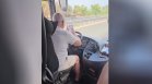 Шофьор на автобус управлява с лакти, докато гледа TikTok (ВИДЕО)
