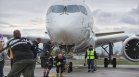 Мъже от стомана дърпаха самолет Airbus A220 (СНИМКИ)