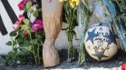 Стадионът на "Славия" потъна в цветя и плакати в памет на загиналите деца (+СНИМКИ)