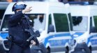 Германската полиция стреля по мъж с кирка на футболно шествие