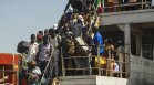 Най-малко 87 мигранти загинаха, след като лодката им потъна край Мавритания