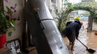 Обилни дъждове обхванаха Гърция, водата отнесе коли и потопи магазини