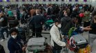 Кризата с отменените полети в Европа вече засяга стотици хиляди пътници
