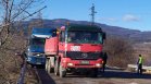 Автобус с деца и камион се удариха край Кюстендил, има пострадал