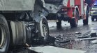 Автобус с 38 души пламна след удар с два камиона на пътя Русе-София