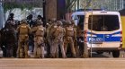 Полицаи изведоха с носилка барикадиралата се жена в болница в Германия