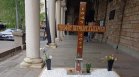Бездомник с психически отклонения е осквернил гроба на Патриарх Неофит