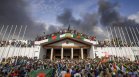 "Време е да спрем насилието": Премиерът на Бангладеш избяга с хеликоптер