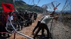 Протестиращи събориха оградата на строеж на луксозен комплекс в Албания