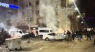 Камъни и колчета полетяха срещу полицаите, протестиращи чупят патрулка