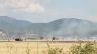 Пожар гори до военни полигон край Казанлък, разпространява се до вилна зона