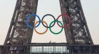 Поставиха 30-тонните олимпийски кръгове на Айфеловата кула