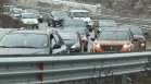 Тежка катастрофа между 2 коли затрудни движението край Владая