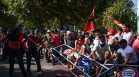 Насилие в Албания на протест срещу проекта на зетя на Тръмп (СНИМКИ)