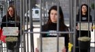 Протест в клетки пред парламента: Хора в защита на телетата (СНИМКИ)