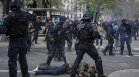 Франция "пламна": Протестиращи срещу пенсионната реформа изпепелиха коли и банки