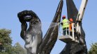 Пловдив се подготвя за 6 септември: Мият Паметника на Съединението с ябълков шампоан