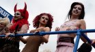 "Любовта е въпрос на сърце": Драг кралици и гей двойки превзеха прайд шествията в Будапеща и Манила (СНИМКИ)