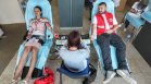 За нуждаещите се - доброволци се редиха на опашка да дарят кръв (СНИМКИ)