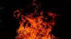 Пожар гори в склад за хартия в Бургас, дим се разнесе и в града