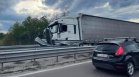 ТИР се заби в мантинела на АМ "Тракия", образува се километрично задръстване (ВИДЕО)