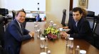Премиерът Кирил Петков се срещна с еврокомисар Оливер Вархеи