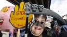 Работници и ЛГБТ активисти протестират в Тайланд срещу МВФ и Световната банка (СНИМКИ)