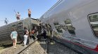 Опитват да освободят заклещените пътници в дерайлиралия влак в Русия