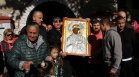 Надежда за чудо: Хиляди понесоха иконата на Света Богородица от Бачковския манастир