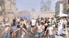 Туристи и местни са готови на всичко, за да се спасят от горещините в Прага (СНИМКИ)