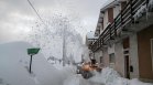 Снежни бури блокираха Балканите и оставиха хиляди домакинства без ток