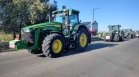 Земеделци блокират пътища, може да спрат движението към границата с Румъния