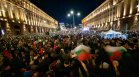 Ескалация на протеста в София: Маскирани провокатори, бомбички, кошове и бутилки срещу ДПС-НН