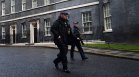 Нападнаха полицаи във Великобритания при безредици в Лийдс, има ранени