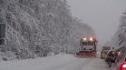 АПИ затваря пътища за снегопочистване, на Ришкия проход аварира камион