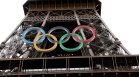 Олимпийският огън грейва до Айфеловата кула в Париж пред погледа на 1,5 млрд. зрители