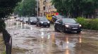 Потопът в Плевен: Полицаи евакуирали на ръце хора от погълнати от водата коли