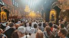 Втори ден стотици миряни се редят на опашка пред чудотворната Хавайска икона в София