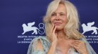 Памела Андерсън озари Венеция със сияйна усмивка и класа (СНИМКИ)