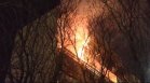 Голям пожар в блок във Варна, има обгазени хора
