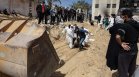 Откриха масов гроб в двора на болницата "Насър" в Газа