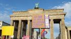 Двете лица на Германия: Триумфът на АзГ и протестите в СНИМКИ  