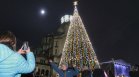 Запалиха светлините на голямата коледна елха в София (СНИМК)