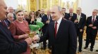 Путин отвори шампанско и раздаде златни медали "Герой на труда" (СНИМКИ)